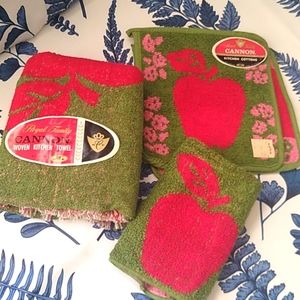 Mid Century Cannon Kitchen Towel Pot holder Set